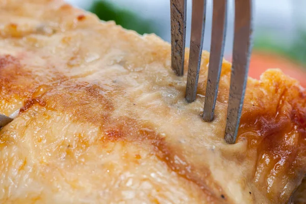 Menutup dari garpu dan pisau pada ayam panggang — Stok Foto