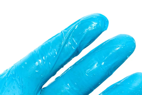 Закрыть руку в голубой перчатке с водой — стоковое фото