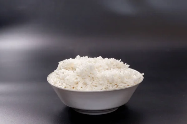 Dimasak nasi di atas mangkuk di latar belakang hitam — Stok Foto