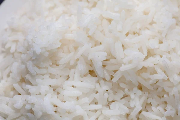 Arroz cozido na tigela em fundo preto — Fotografia de Stock