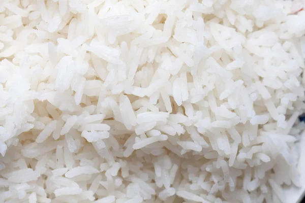 Arroz cozido na tigela em fundo preto — Fotografia de Stock