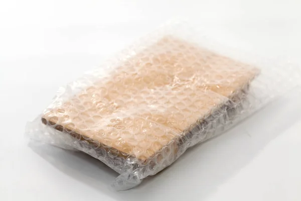 Close-up de White Bubble Wrap cortar madeira — Fotografia de Stock