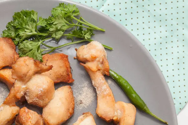 Close-up van gegrilde kipfilet op bord — Stockfoto