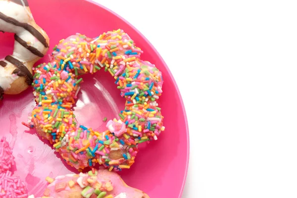 粉红盘上的彩色甜甜圈 — 图库照片