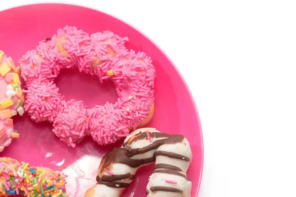 粉红盘上的彩色甜甜圈 — 图库照片