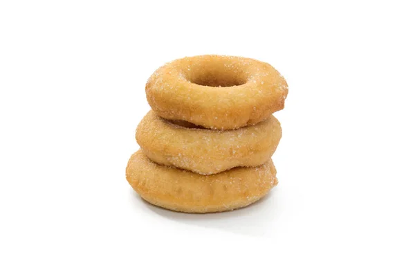 Жареные пончики с сахарной начинкой изолированы на белом — стоковое фото