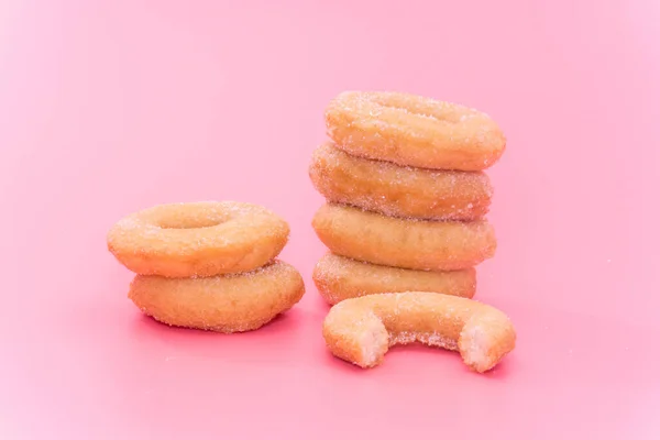 Donat Goreng dengan gula topping pada latar belakang merah muda — Stok Foto