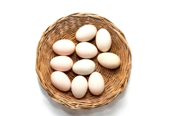 Ovos de pato sujos crus na cesta no fundo branco — Fotografia de Stock