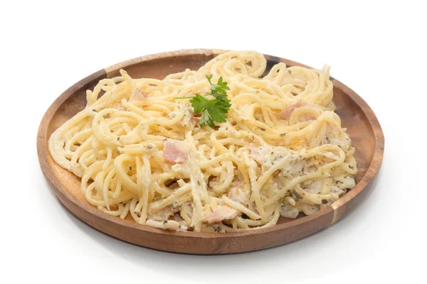 Espaguete carbonara com creme em placa de madeira em backgrou branco — Fotografia de Stock