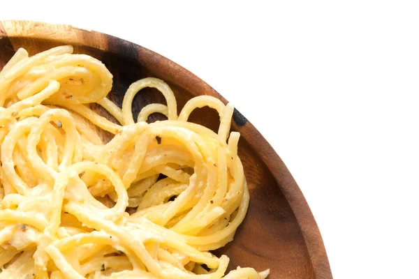 Espaguete carbonara com creme em placa de madeira em backgrou branco — Fotografia de Stock