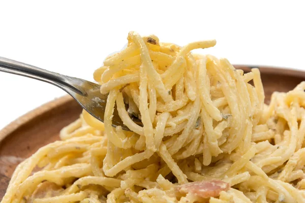 Закрытие спагетти карбонара со сливками и вилкой — стоковое фото