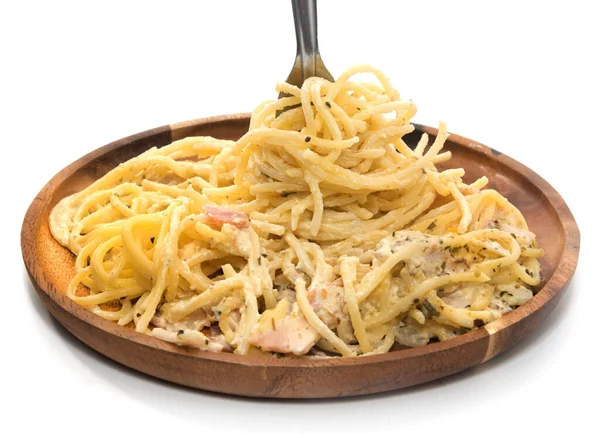 Close-up de espaguete carbonara com creme e garfo — Fotografia de Stock