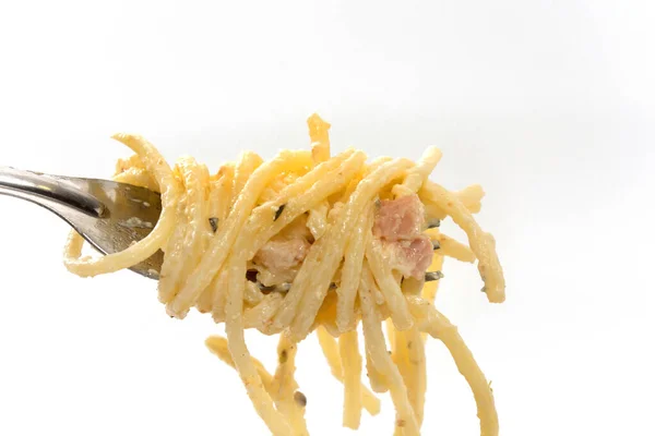 Primo piano di spaghetti alla carbonara con panna e forchetta — Foto Stock