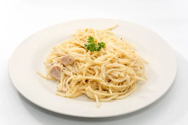 Spagetti carbonara kerma valkoisella lautasella — kuvapankkivalokuva