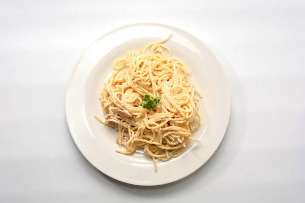 Спагетти карбонара со сливками на белой тарелке — стоковое фото