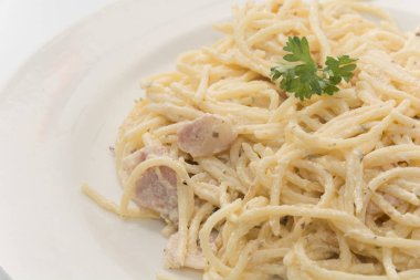 Spagetti carbonara krem beyaz plaka üzerinde