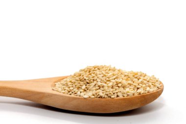 Tahta kaşık beyaz arka plan üzerinde beyaz susam