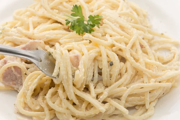 Espaguete carbonara com creme na placa branca — Fotografia de Stock