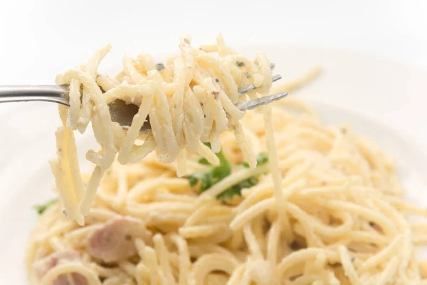 Спагетти карбонара со сливками на белой тарелке — стоковое фото