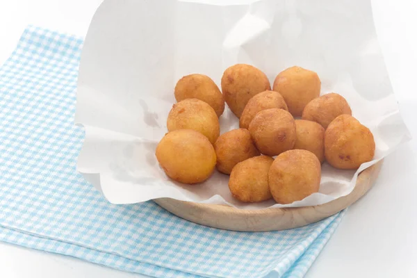 Close-up de bolas de batata doce frita no prato — Fotografia de Stock