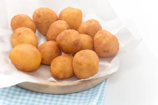 Primer plano de las bolas de patata dulce frita en el plato —  Fotos de Stock