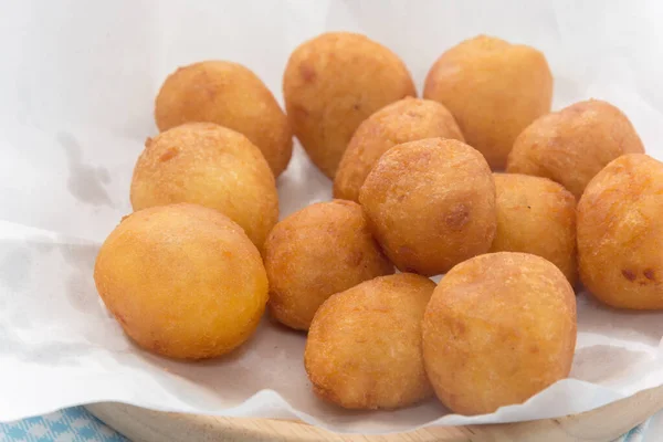 Primer plano de las bolas de patata dulce frita en el plato —  Fotos de Stock