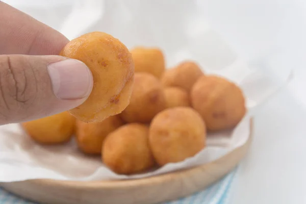 Close-up de mão segurando Fried bolas de batata doce — Fotografia de Stock