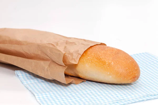 Pan francés con bolsa de papel sobre fondo blanco —  Fotos de Stock