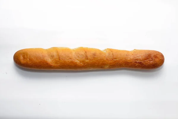 Крупным планом французского хлеба на белом фоне — стоковое фото