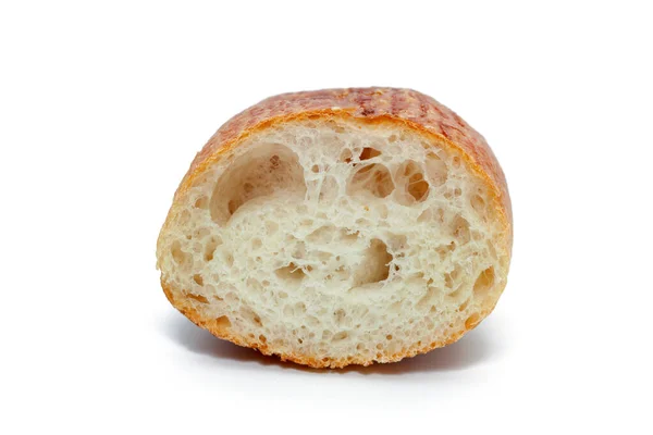 Μια φέτα γαλλικού ψωμιού που απομονώνεται σε λευκό φόντο — Φωτογραφία Αρχείου