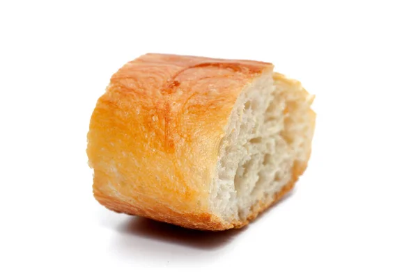 一片用白色背景隔开的法国面包 — 图库照片