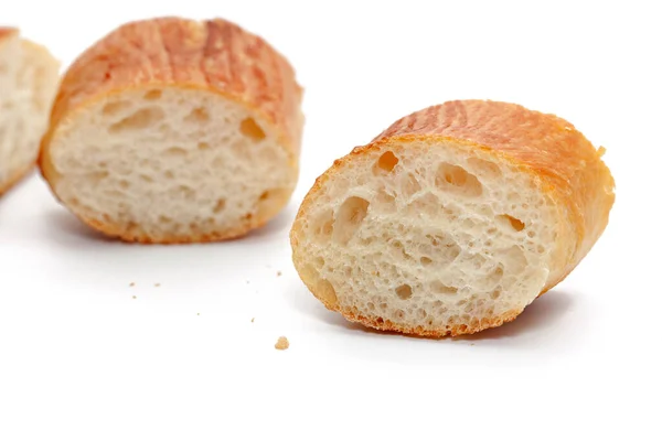 Шматочок французького хліба ізольований на білому тлі — стокове фото