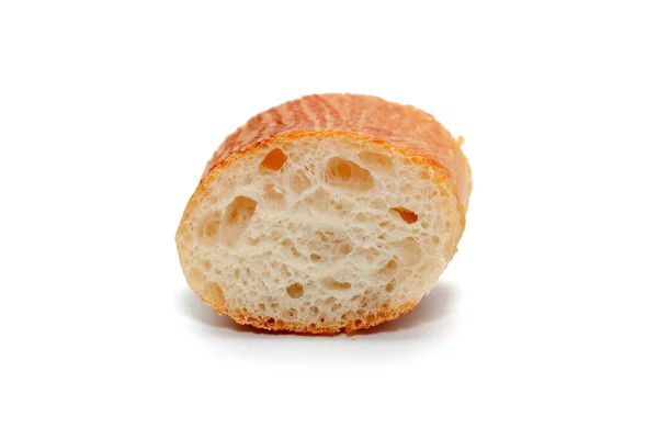Μια φέτα γαλλικού ψωμιού που απομονώνεται σε λευκό φόντο — Φωτογραφία Αρχείου