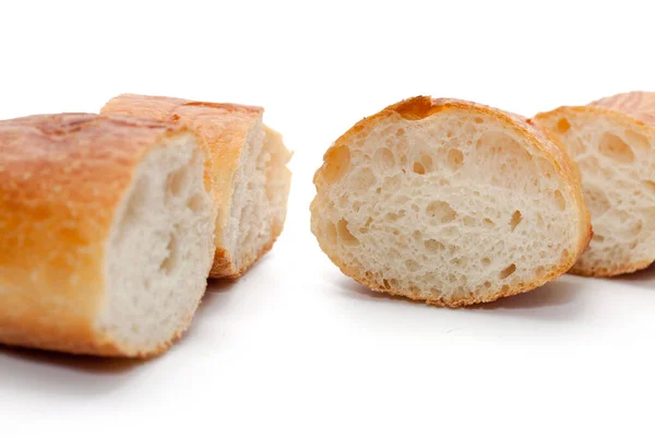 Une tranche de pain français isolée sur fond blanc — Photo