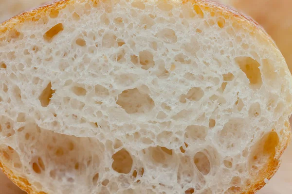 白色背景下分离的法国面包的抽象纹理 — 图库照片