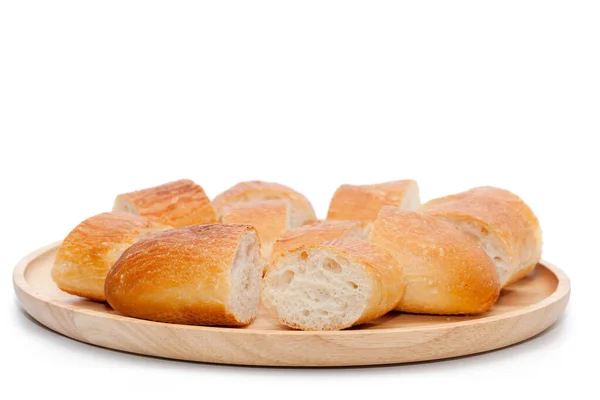 Una rebanada de pan francés en un plato de madera — Foto de Stock