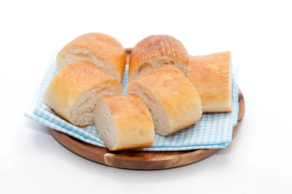 Een sneetje Frans brood op een houten bord — Stockfoto