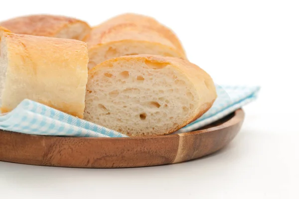 Una fetta di pane francese su un piatto di legno — Foto Stock