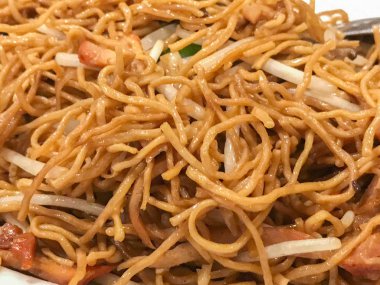 close up of fried egg noodle with roasted pork