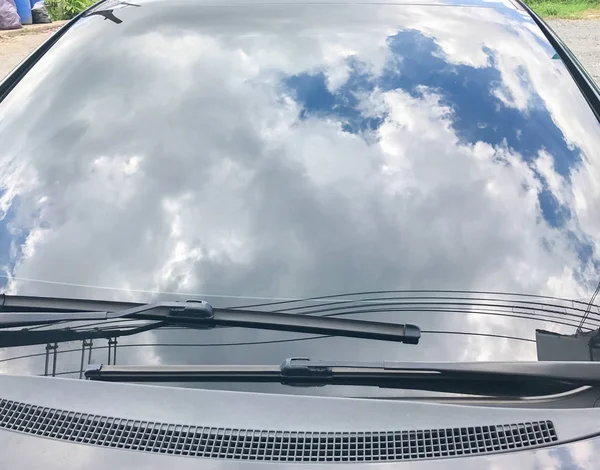 Reflejo del cielo en el coche parabrisas —  Fotos de Stock