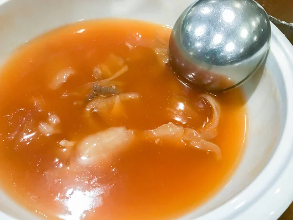 Gros plan de Soupe chinoise aux ailerons de requins Sauce brune — Photo