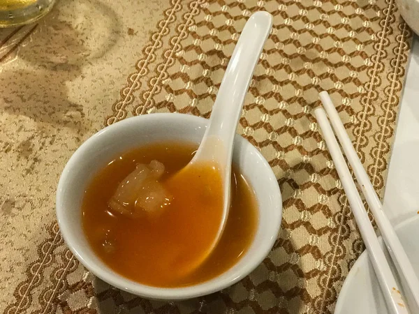 Nahaufnahme von chinesischen Haien Flossensuppe braune Sauce — Stockfoto