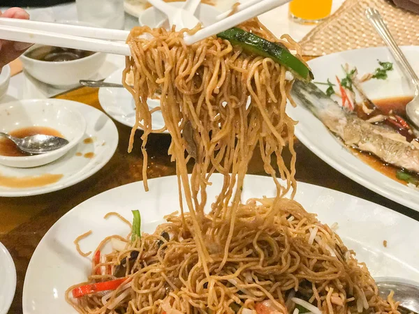 Primer plano de fideos de huevo frito con cerdo asado — Foto de Stock