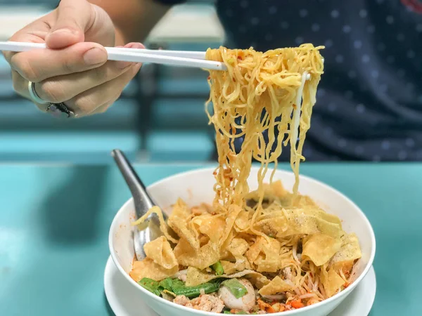 Mann mit Essstäbchen isst Nudel in Thailand — Stockfoto