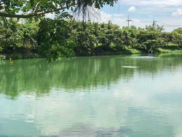 タイの大きな池とスピニングボート — ストック写真