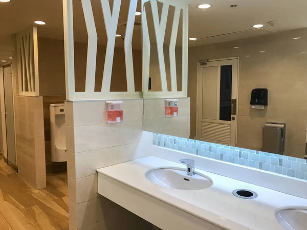 Kran i szkło w czystej nowoczesnej toalecie — Zdjęcie stockowe