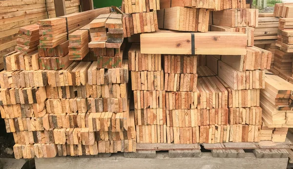 Pilha de madeira de paletes de carvalho na Tailândia — Fotografia de Stock