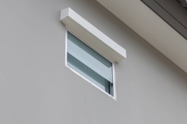 Evin küçük cam penceresi.