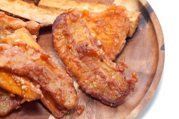 Gefrituurde banaan, taro, zoete aardappel op houten bord — Stockfoto