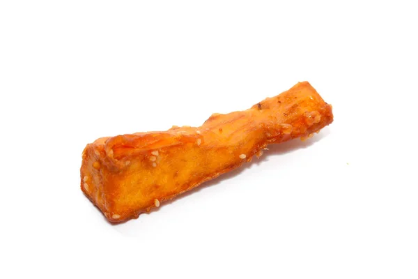 Batata-doce em fatias fritas no fundo branco — Fotografia de Stock